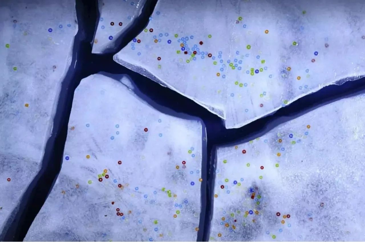 Studiuesit paralajmërojnë se mikroplastikat po dobësojnë rolin e oqeaneve në thithjen e karbonit