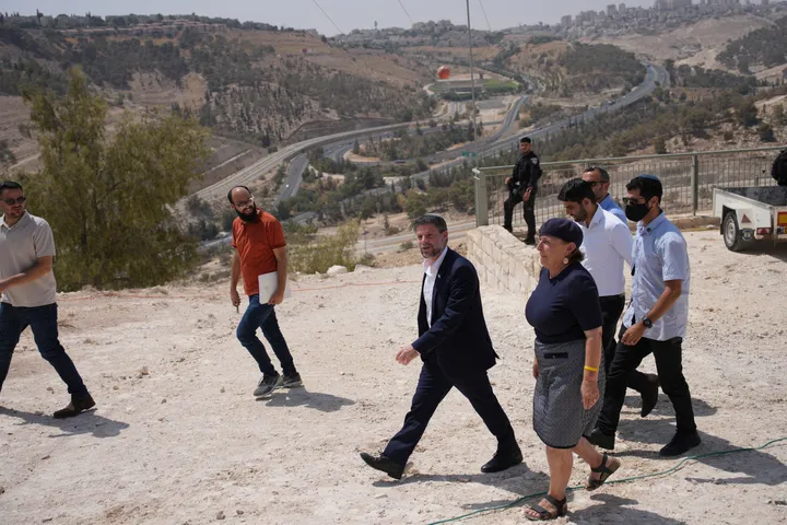 Ministro israelí anuncia más asentamientos en Cisjordania: “Entierran la idea de Estado palestino”