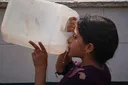 الأونروا: موجة الحر ونقص المياه يفاقمان مأساة غزة