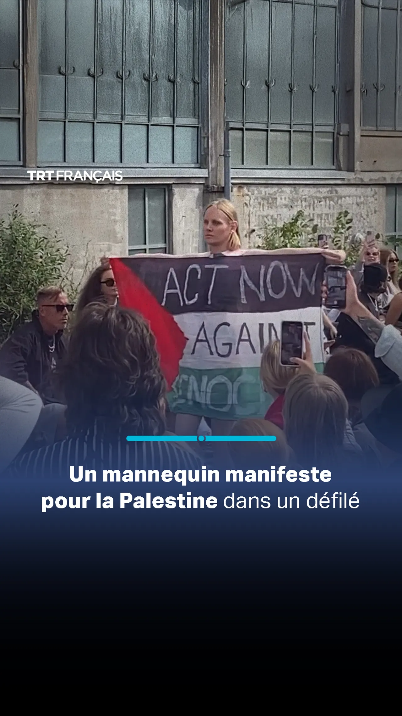 Un mannequin manifeste pour la Palestine dans un défilé