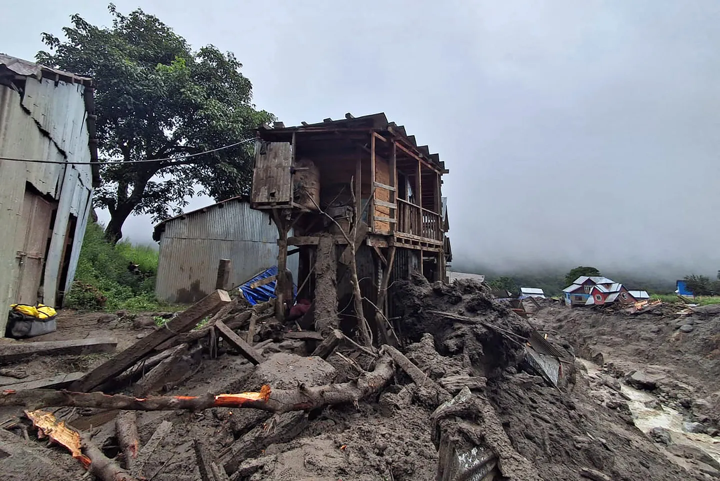 भारतीय कश्मीर के पहाड़ी गांव में बाढ़ से 60 लोगों की मौत, कई लापता