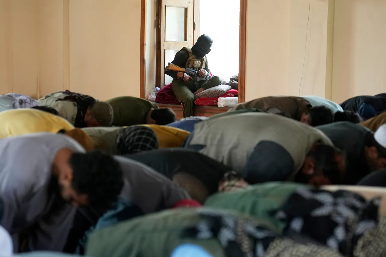 د سوریې په حمص ښار کې په یوه جومات کې چاودنې درې کسان ووژل.