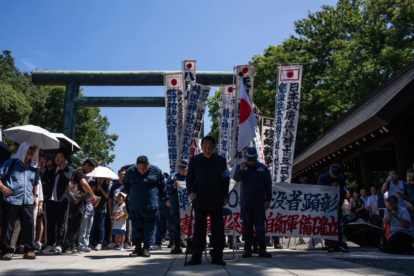 終戦の日に靖国神社を参拝　閣僚・国会議員の戦没者追悼と国内外の波紋