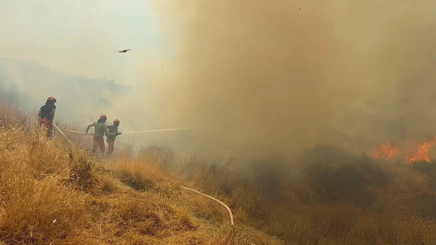 Situata e zjarreve në Shqipëri: 13 vatra, 10 ende aktive