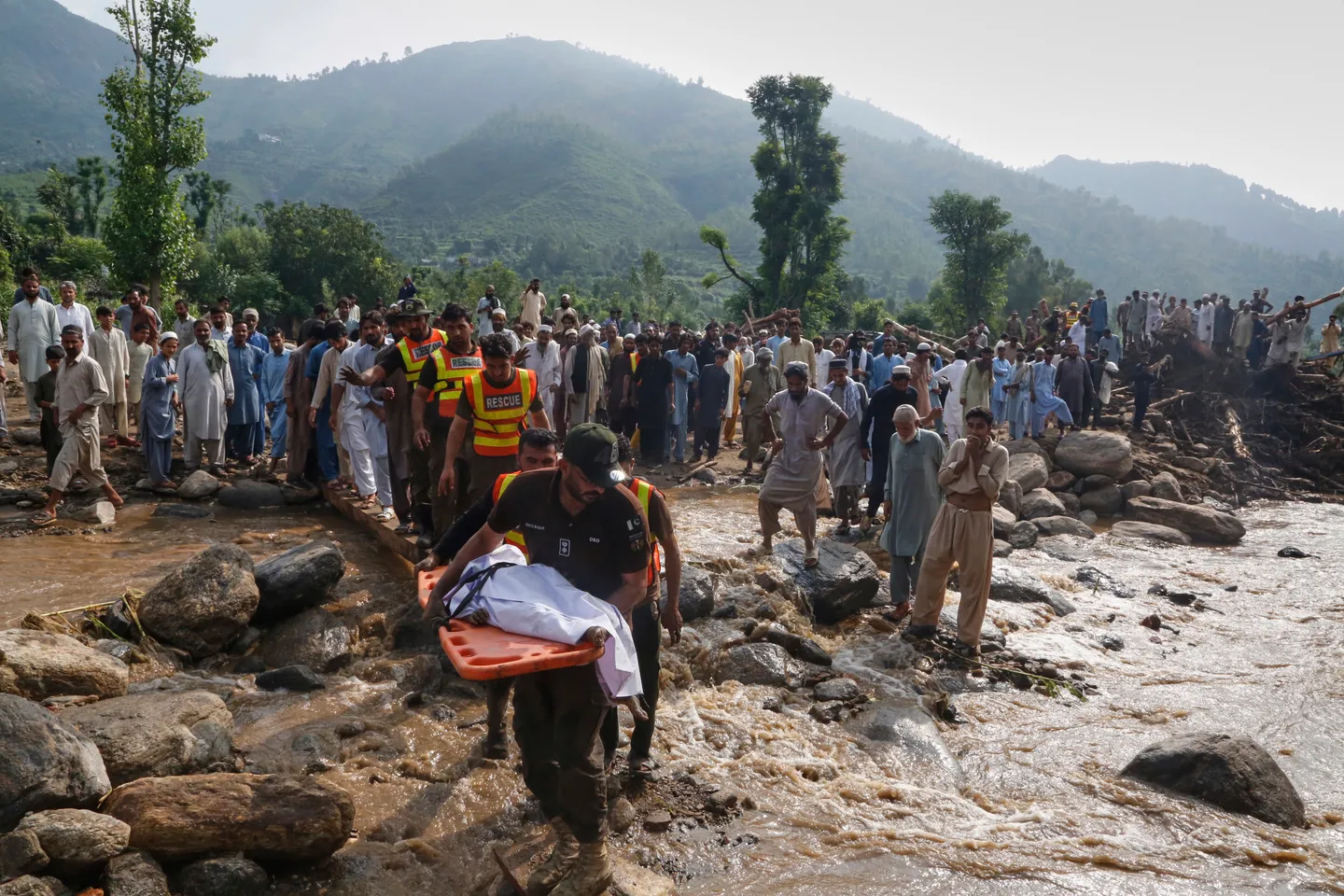 Shira të rrëmbyeshëm dhe përmbytje në Pakistan, mbi 300 viktima