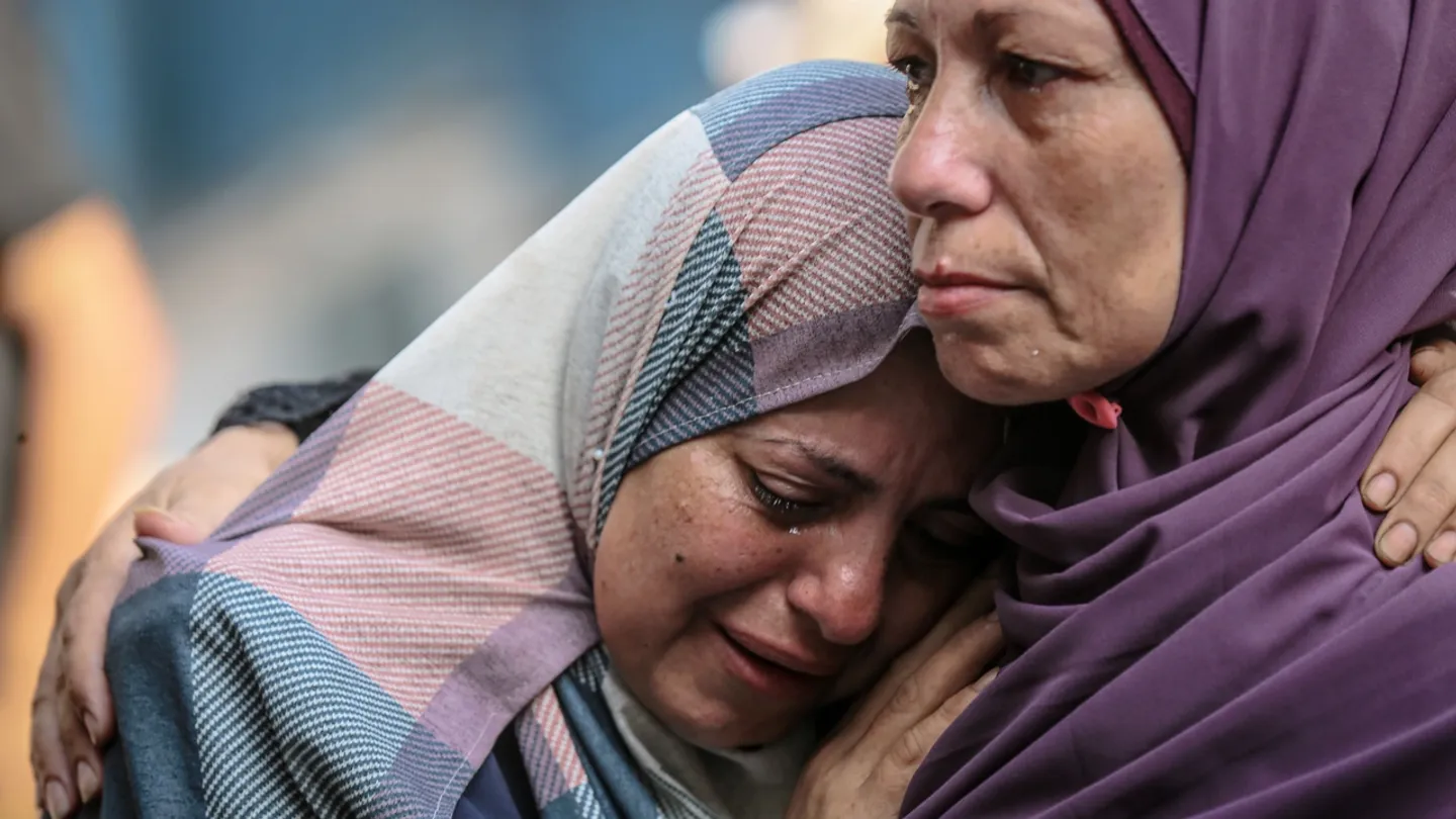 الاحتلال يدمر أكبر أحياء مدينة غزة ويقتل ويصيب عشرات الفلسطينيين وسط تهجير قسري وانهيار النظام الصحي