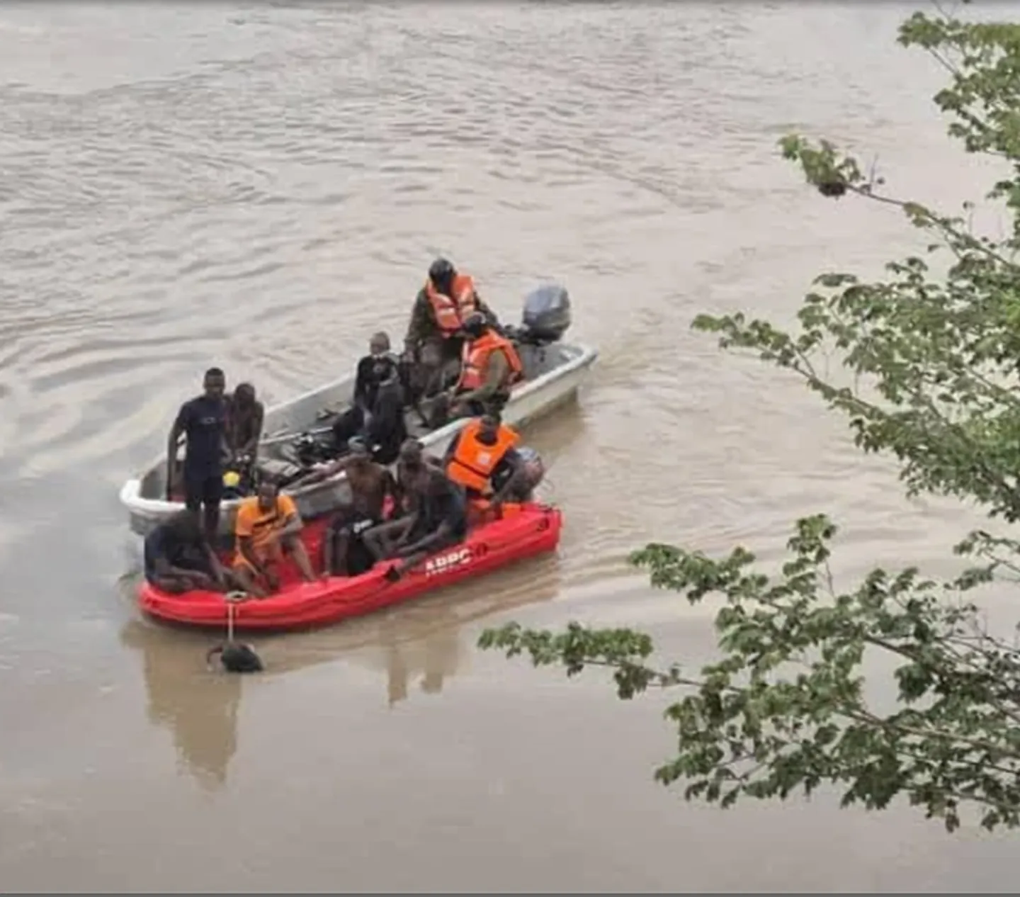 Bénin : 1 mort et 44 personnes portées disparues après la chute d'un bus dans un fleuve