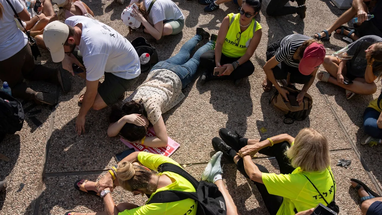 Milhares protestam contra a ocupação de Gaza em Israel, exigindo trégua e troca de prisioneiros