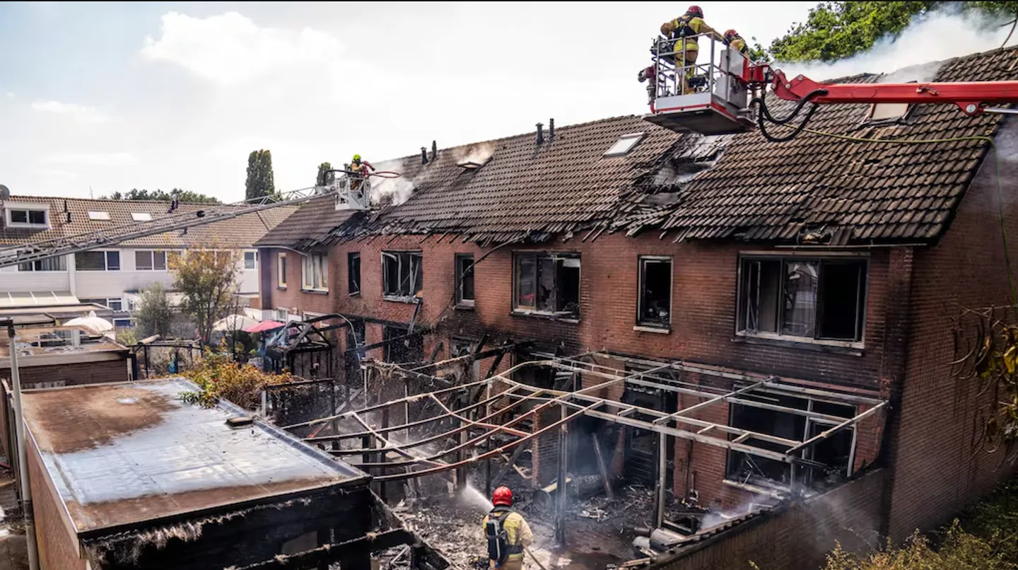 Grote brand in Deurne verwoest vier woningen, 24 huizen ontruimd