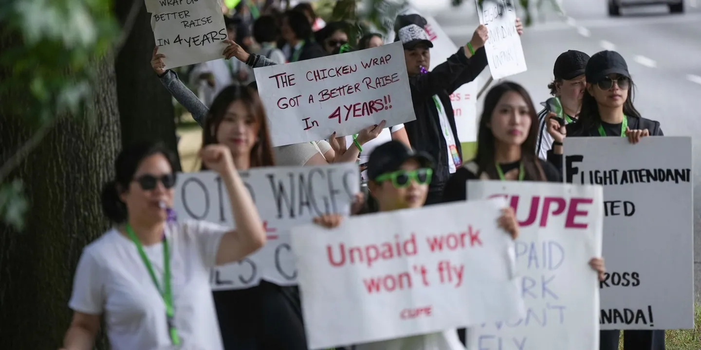 Comissários de bordo da Air Canada desafiam ordem de regresso ao trabalho