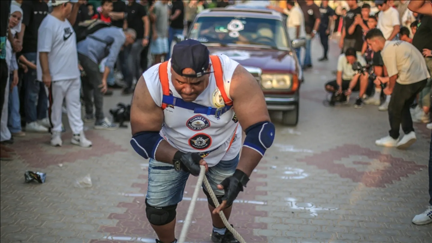 Mundësi egjiptian vendos rekord të ri botëror duke tërhequr 20 makina