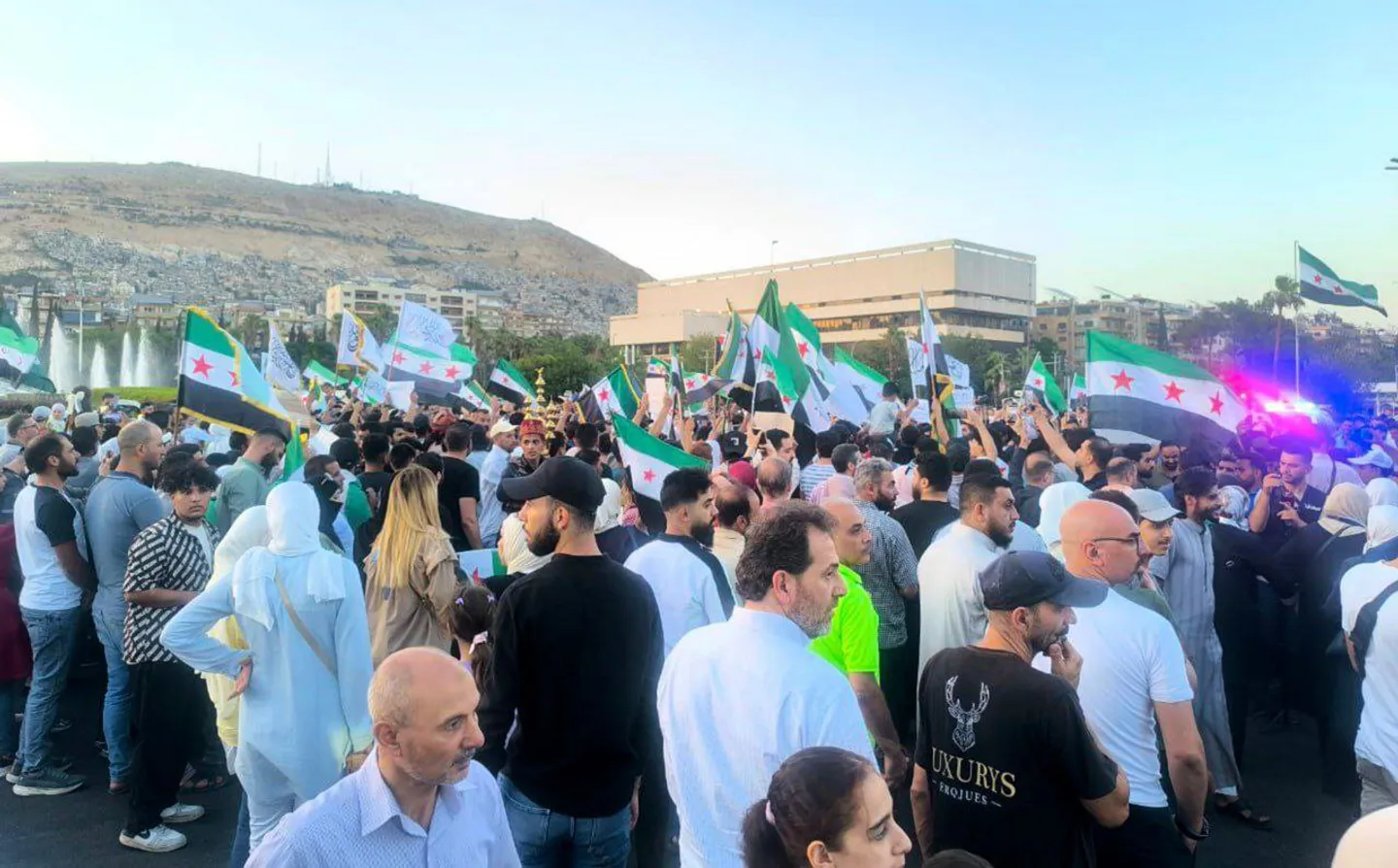 بعد تصريحات إسرائيلية مثيرة للجدل.. مظاهرات في مدن سورية رفضاً للتدخل الخارجي ودعماً للجيش