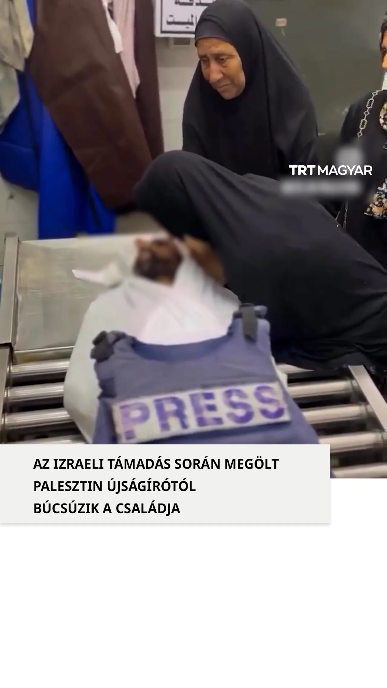 Az izraeli támadás során megölt palesztin újságírótól elbúcsúzik a családja