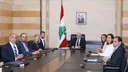 رئيس وزراء لبنان يطلع سيناتوراً أمريكياً على قرارات الحكومة بخصوص حصر السلاح