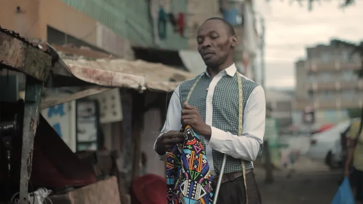 Fundi cherehani asiyeona na simulizi ya njiti ya ufagio