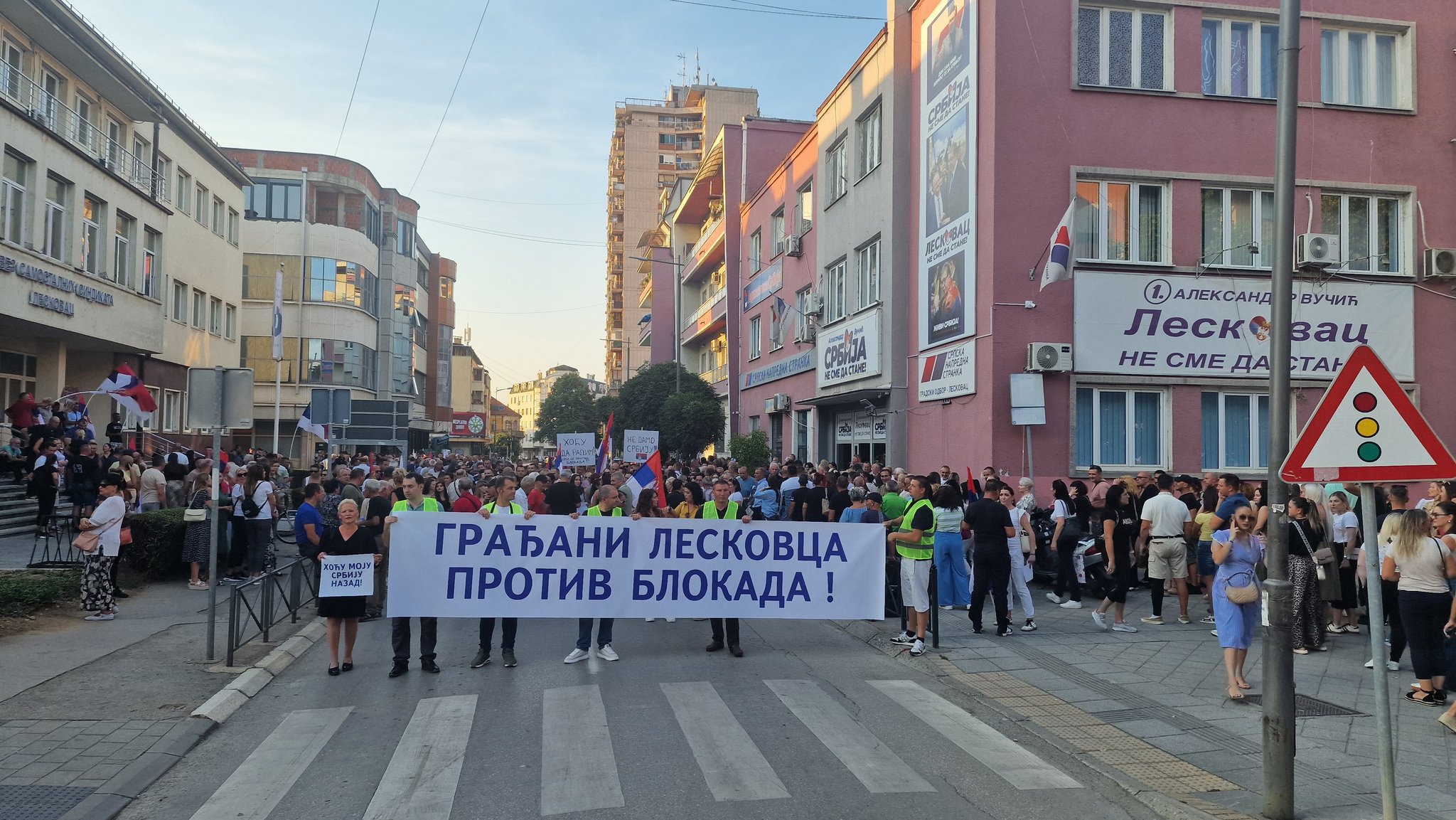 U više gradova Srbije okupili se građani kako bi izrazili protivljenje blokadama