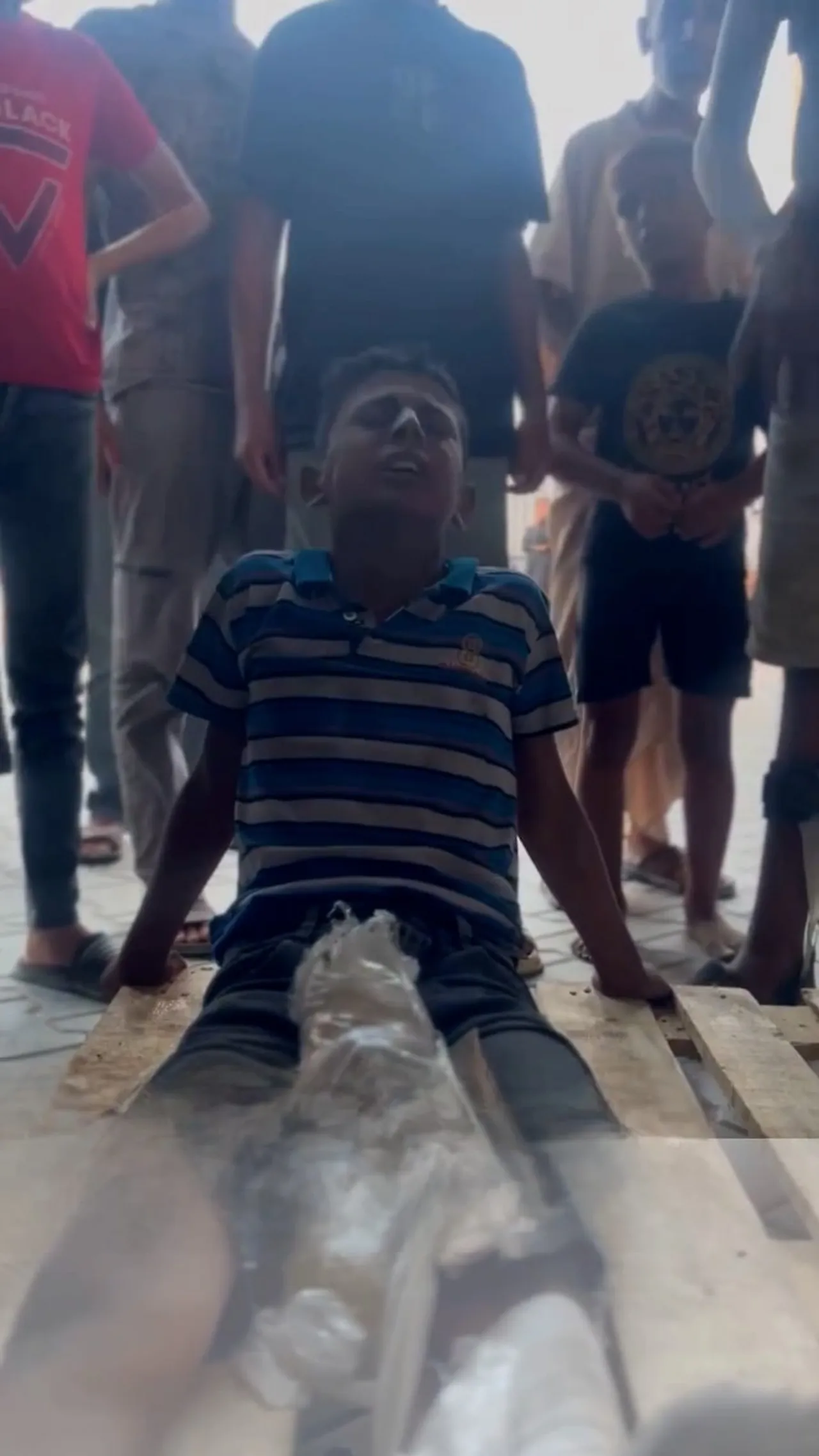 Djali palestinez u qëllua ndërsa merrte ndihma në Gaza