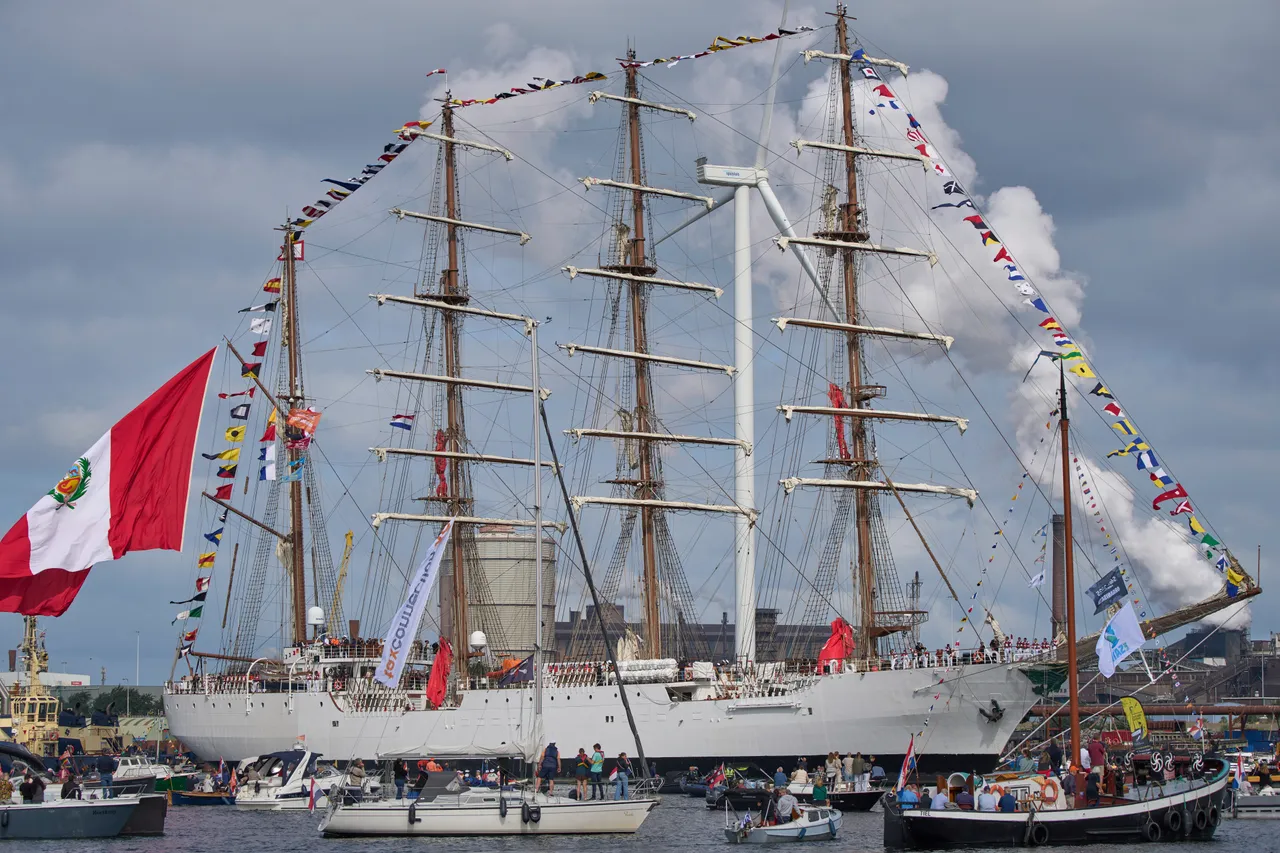 Vijf Duitse schoolkinderen lichtgewond bij aanvaring zeilschip en baggerschip bij Harlingen