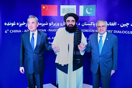 پاکستان او افغانستان په چین کې د خپلمنځۍ روانې جګړې د پای ته رسولو لپاره خبرې اترې کوي