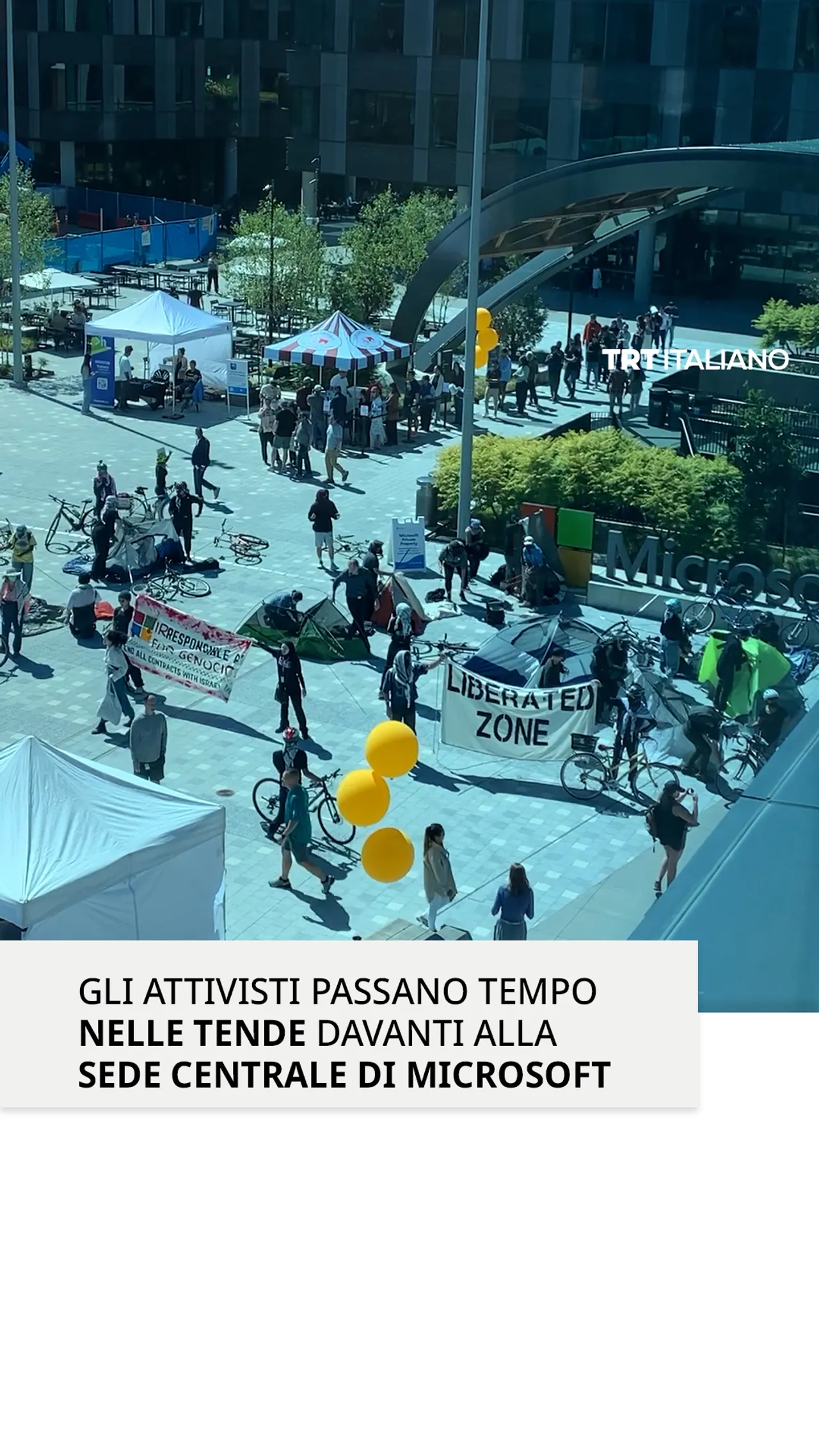 Un gruppo di dipendenti Microsoft e attivisti ha organizzato una protesta davanti alla sede