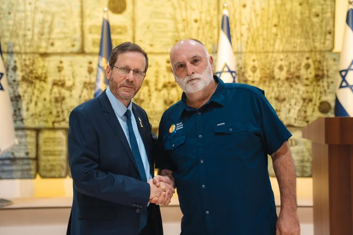 Bersalaman dengan pembunuh: WCK menuai kecaman hebat setelah pendirinya foto bersama dengan Herzog