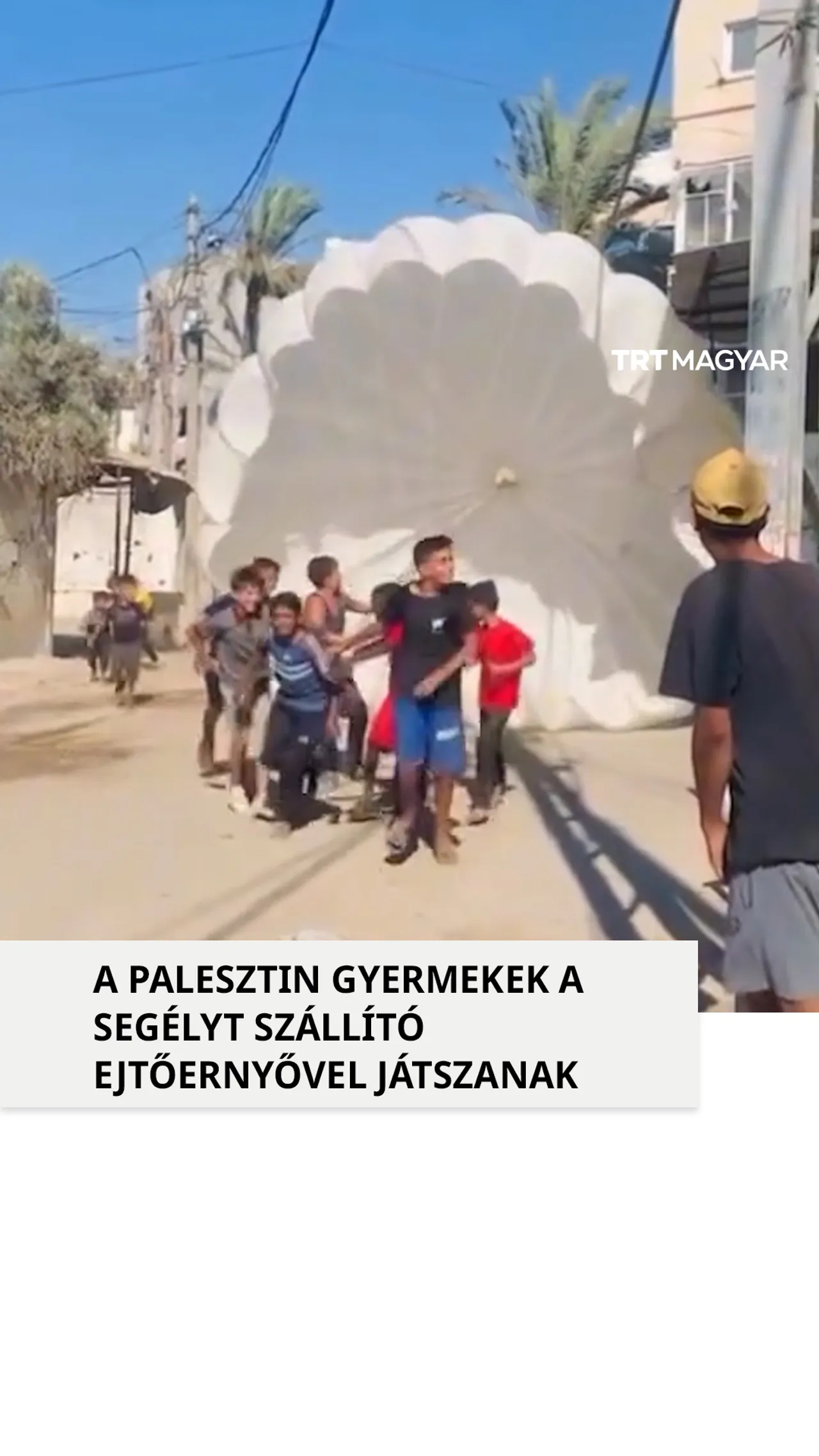 Palesztin gyermekek a segélyeket szállító ejtőernyőkkel játszanak