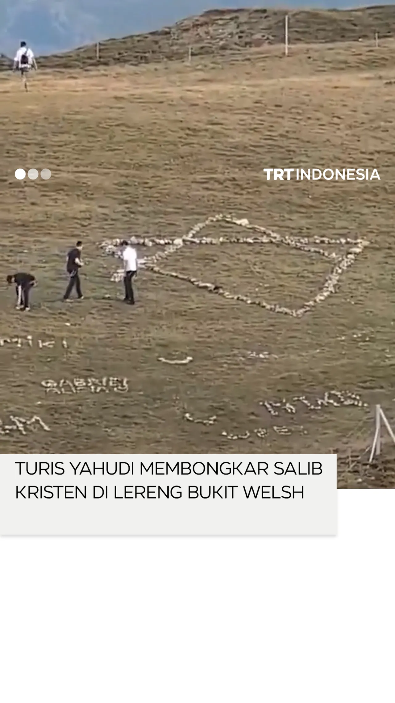 Turis Yahudi membongkar salib Kristen di lereng bukit Welsh