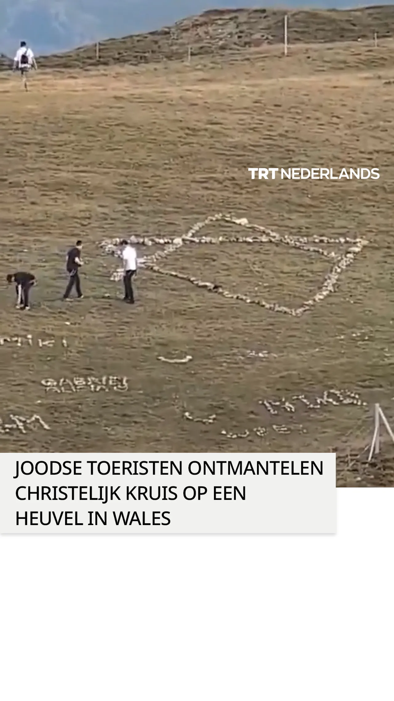 Joodse toeristen ontmantelen christelijk kruis op een heuvel in Wales