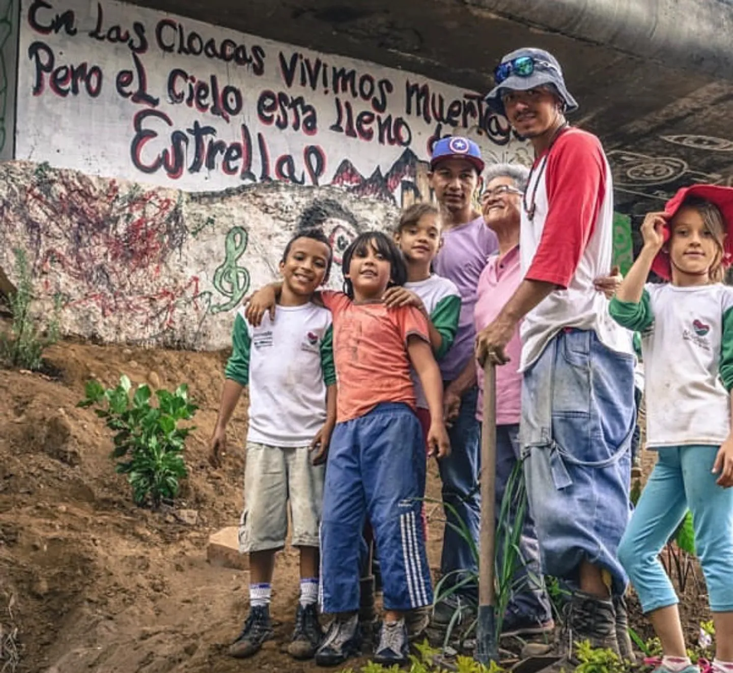 “Rapear memoria y sembrar futuro”: la revolución de El Aka contra la violencia en Medellín
