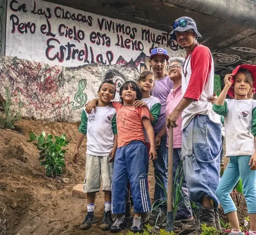 “Rapear memoria y sembrar futuro”: la revolución de El Aka contra la violencia en Medellín