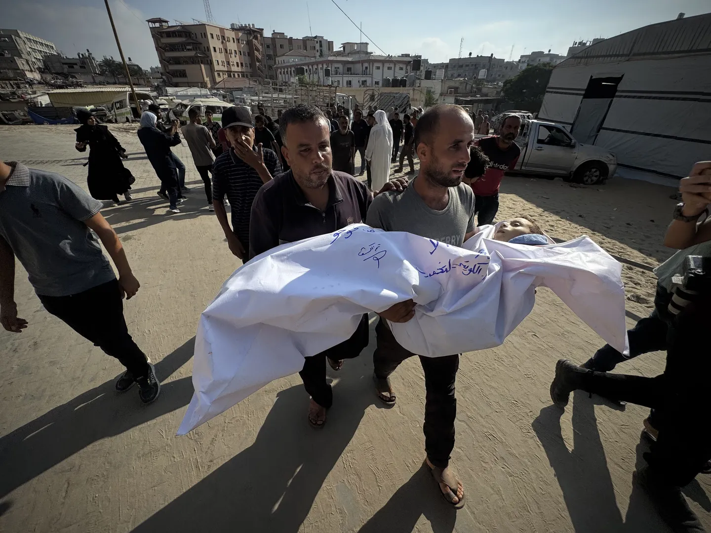 در پی حملات اسرائیل به غزه ۱۶ فلسطینی از جمله شش کودک و یک نوزاد جان باختند