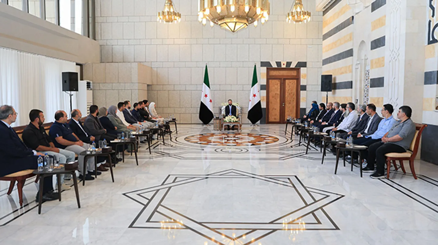 الشرع يلتقي ناجين من مجزرة الغوطة ويتعهد بمحاسبة المتورطين وتحقيق العدالة