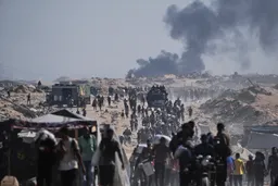 El horror en Gaza continúa con nuevos ataques, muertes por hambre y destrucción sin tregua
