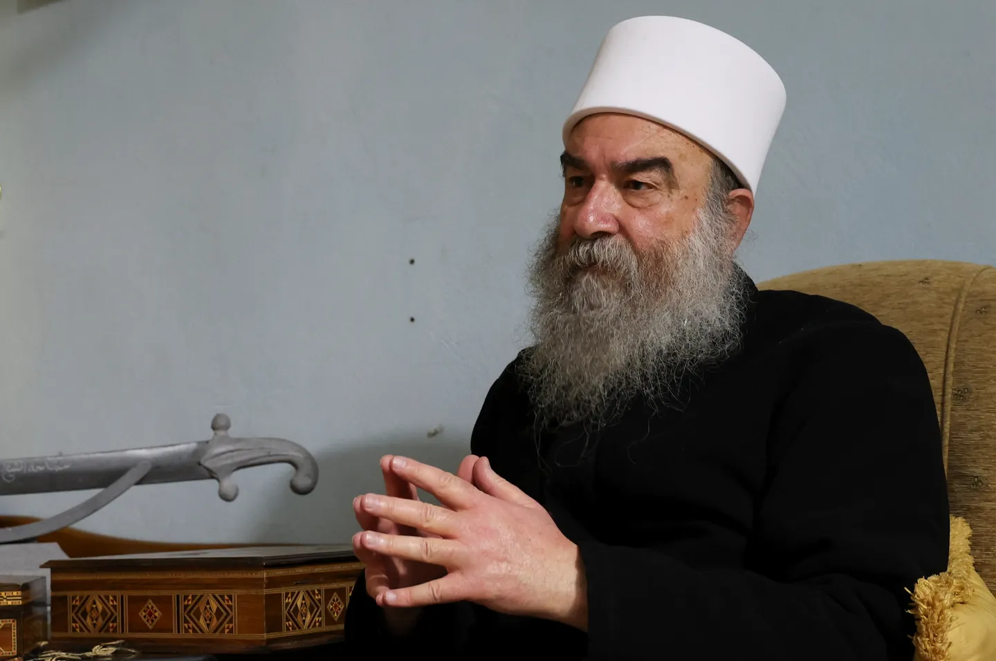 سوريا.. الهجري يشكّل فصيلاً مسلحاً في السويداء والبلعوس يعتبره "نسخة من الحرس الثوري الإيراني"