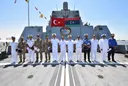 صور | وفد عسكري تركي يلتقي صدام حفتر في بنغازي ضمن جولة الفرقاطة "TCG  قنالي أدا"