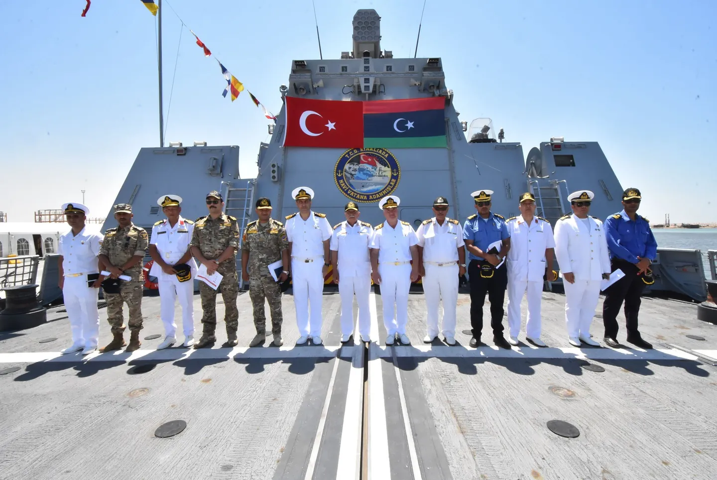 صور | وفد عسكري تركي يلتقي صدام حفتر في بنغازي ضمن جولة الفرقاطة "TCG  قنالي أدا"