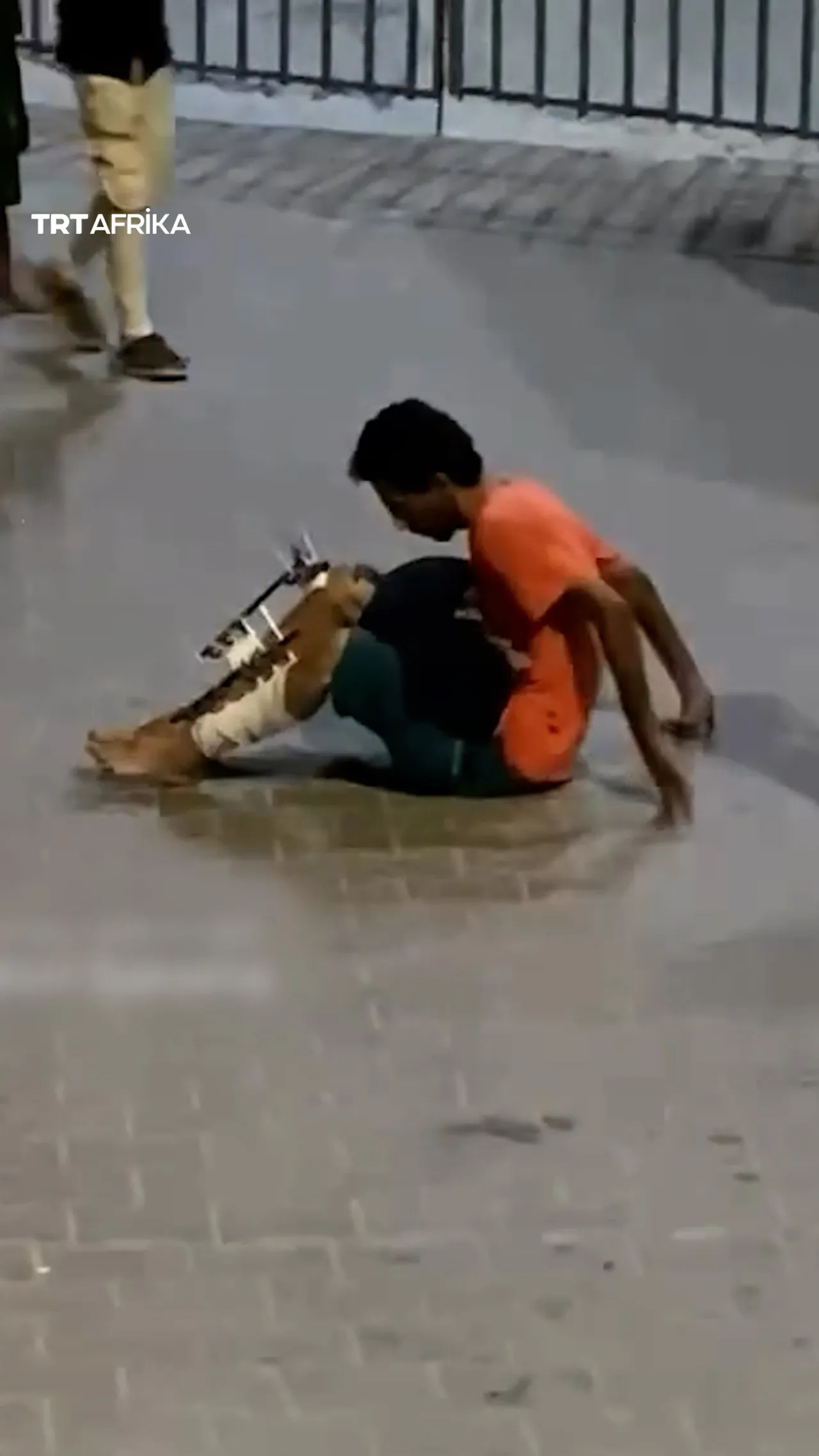 Bafalasɗine yana jan jiki a harabar Asibiti a Gaza