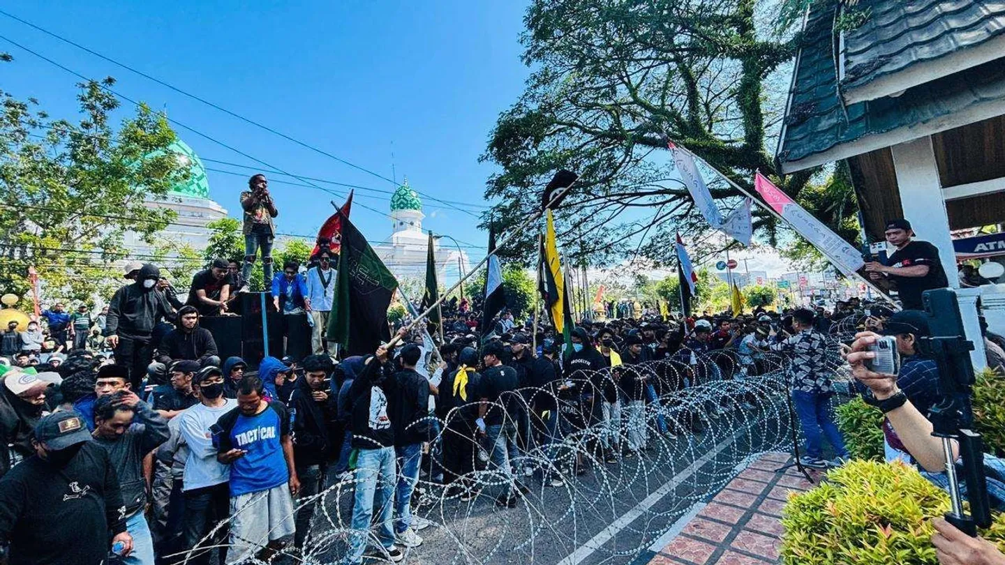 Demo tolak kenaikan PBB ricuh di Bone, Pemerintah tunda kenaikan 65 persen