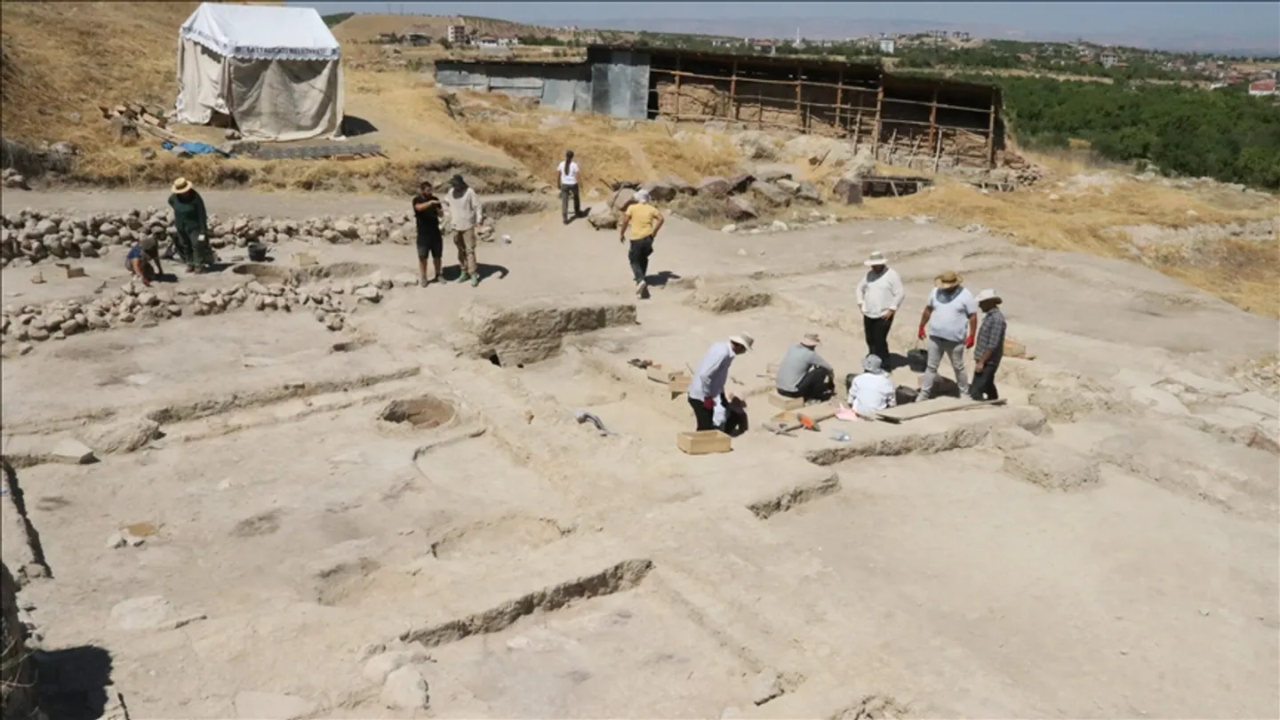 Vazhdon restaurimi i mureve të dëmtuara Hitite në sitin e UNESCO-s në lindje të Türkiyes