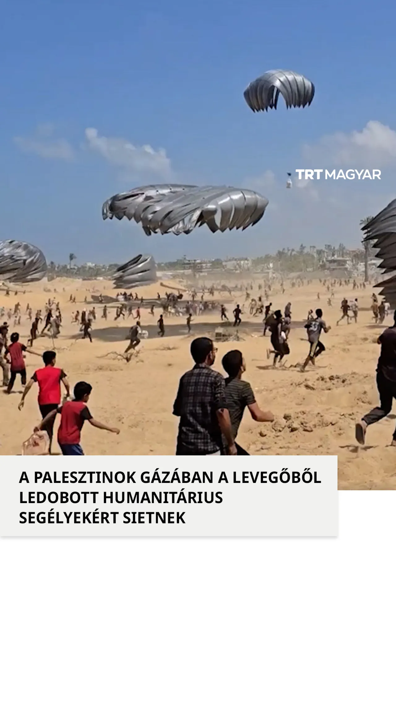 A palesztinok Gázában a levegőből ledobott humanitárius segélyekért sietnek