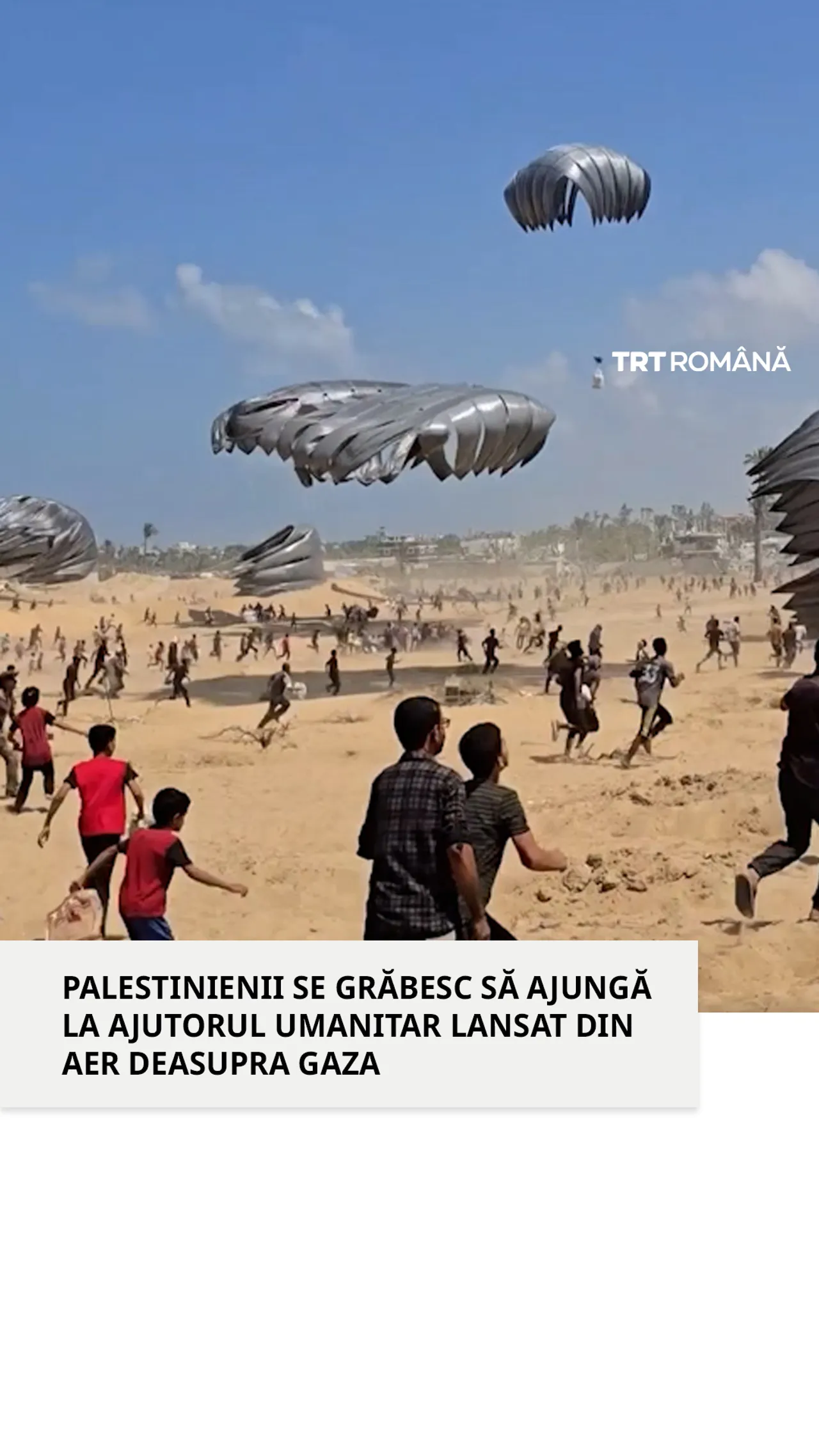 Palestinienii se grăbesc să colecteze ajutoarele umanitare lansate din aer în Gaza