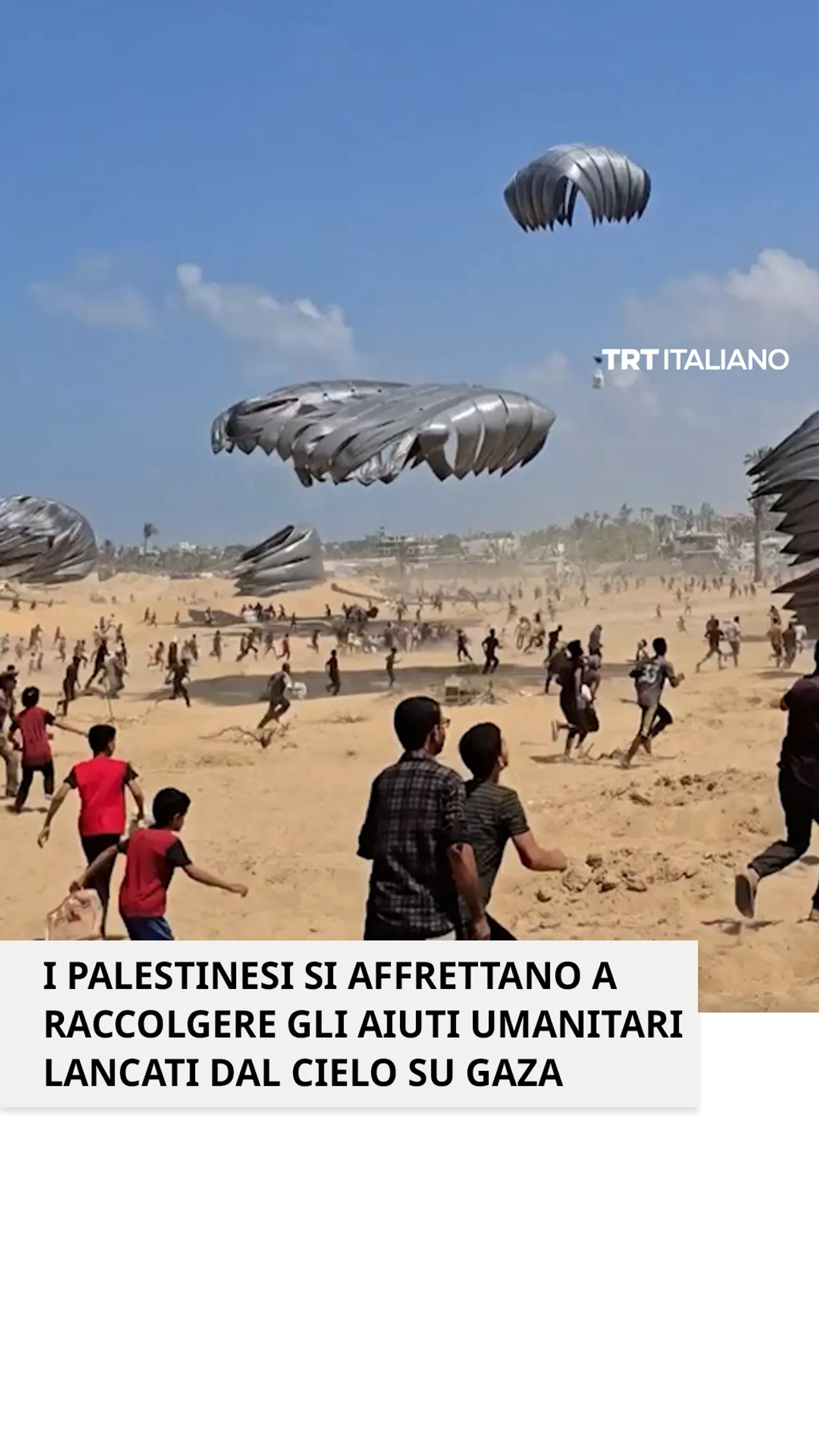 I palestinesi si affrettano a raccogliere gli aiuti umanitari lanciati dall’alto su Gaza