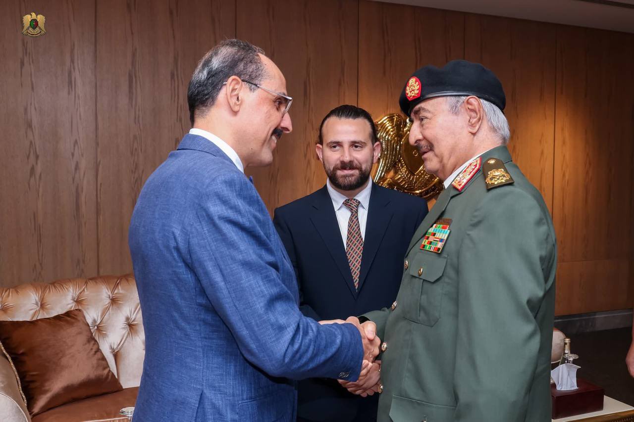 قالن يعقد اجتماعاً مغلقاً مع حفتر في بنغازي بعد الإعلان عن زيارة وفد عسكري تركي