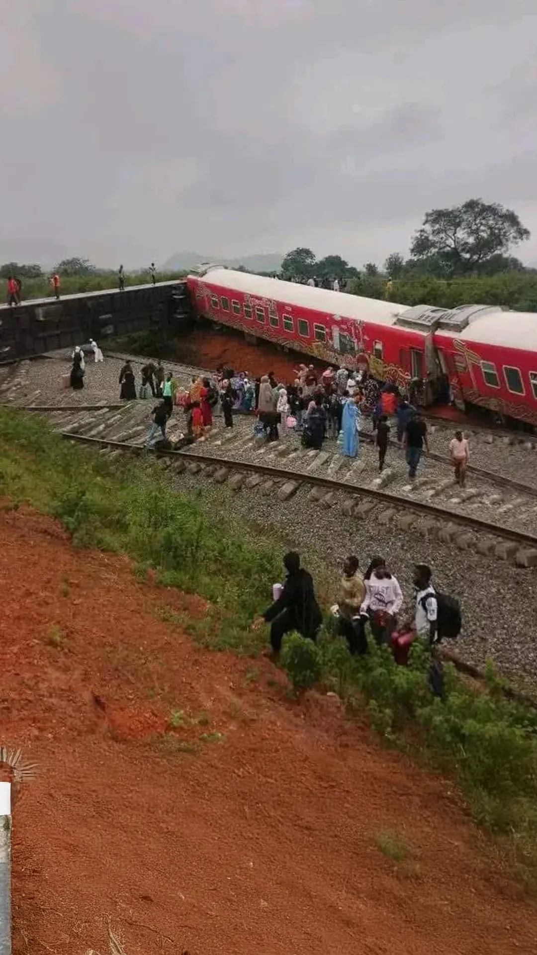 Panic after train wey carry plenty passengers for Nigeria comot from track