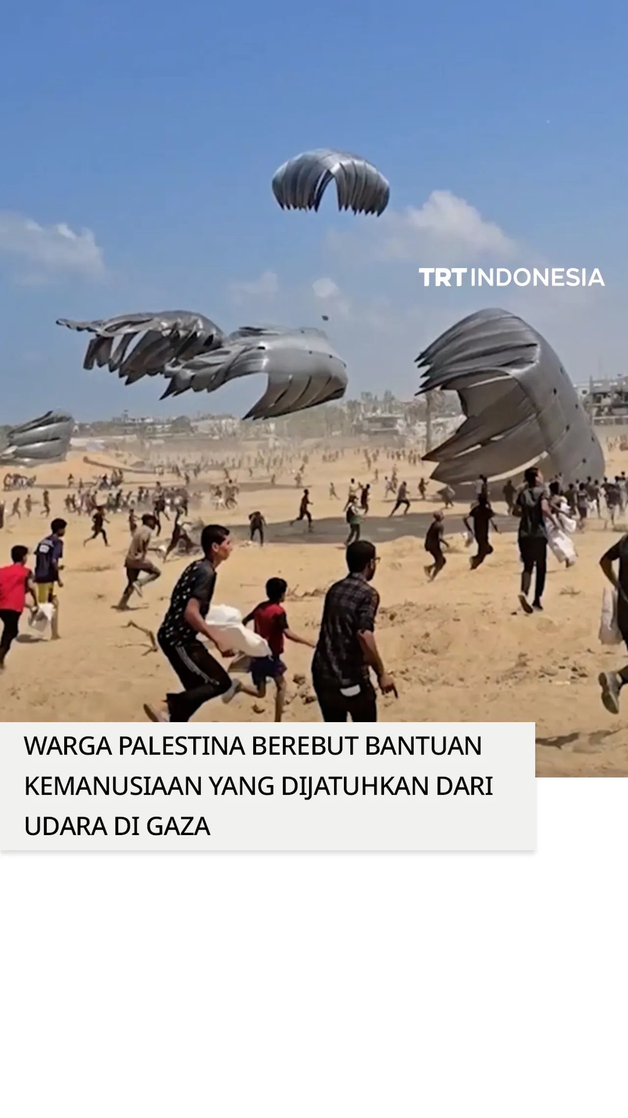 Warga Palestina berebut bantuan kemanusiaan yang dijatuhkan dari udara di Gaza