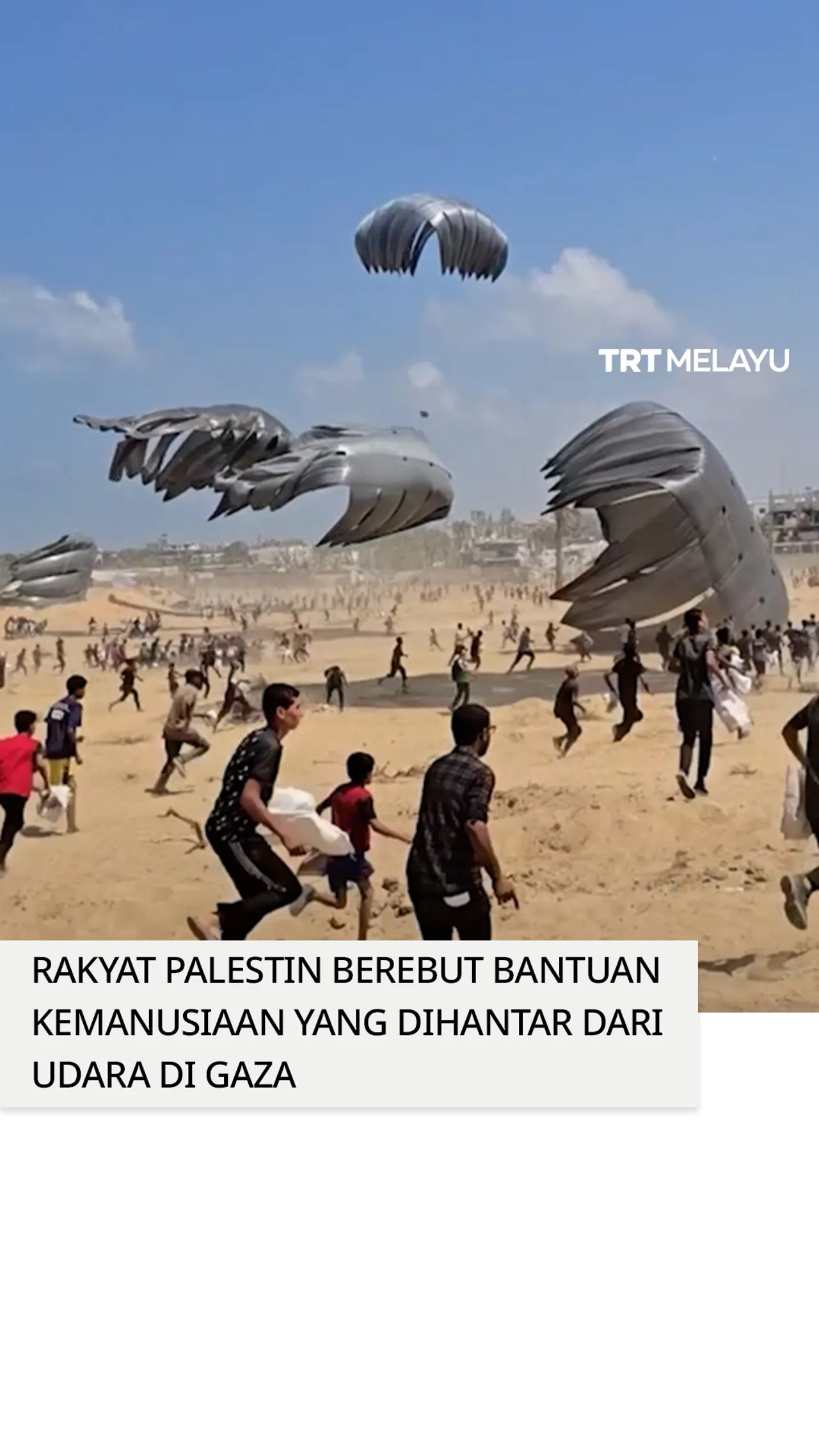 Rakyat Palestin berebut bantuan kemanusiaan yang dihantar dari udara di Gaza