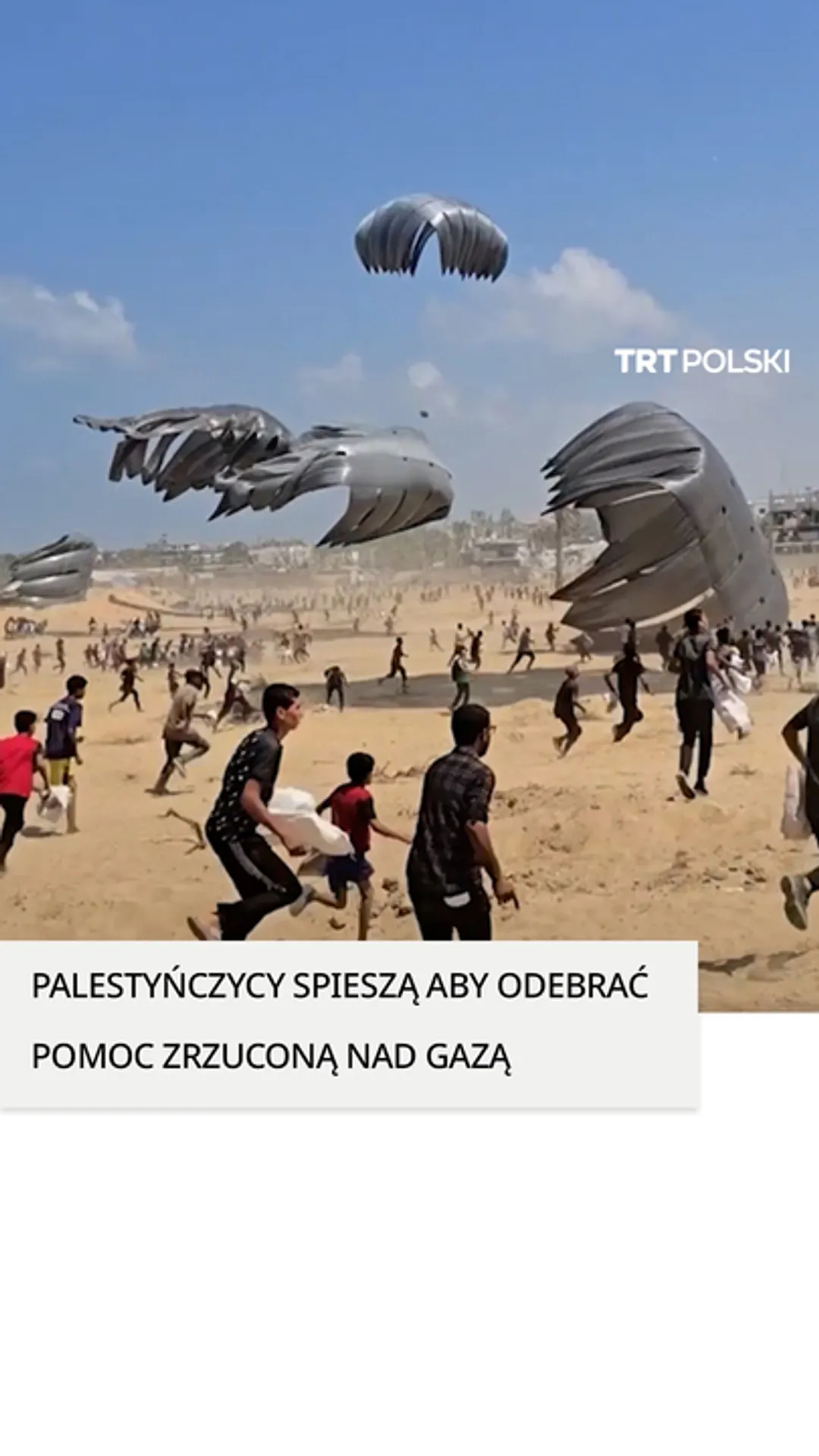 Palestyńczycy spieszą aby odebrać pomoc humanitarną zrzuconą nad Gazą