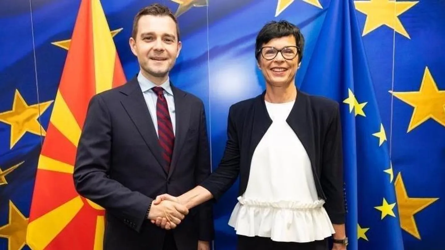 Kryediplomati i Maqedonisë së Veriut takohet me komisaren për zgjerim të BE-së në Bruksel