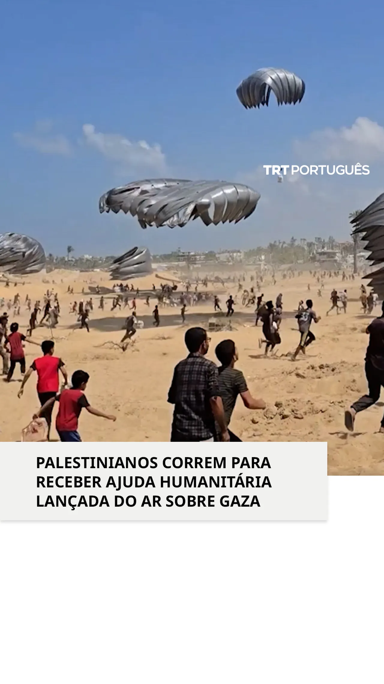 Palestinianos correm para receber ajuda humanitária lançada por via aérea sobre Gaza
