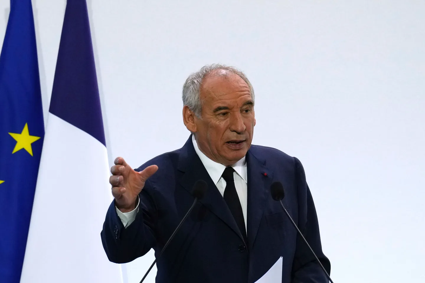 Poll shows majority of French people want parliament dissolved and new election